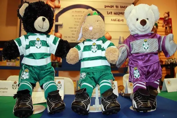 Santos Laguna hace y regala osos de peluche