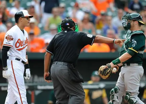 Manny Machado es suspendido por arrojar un bat
