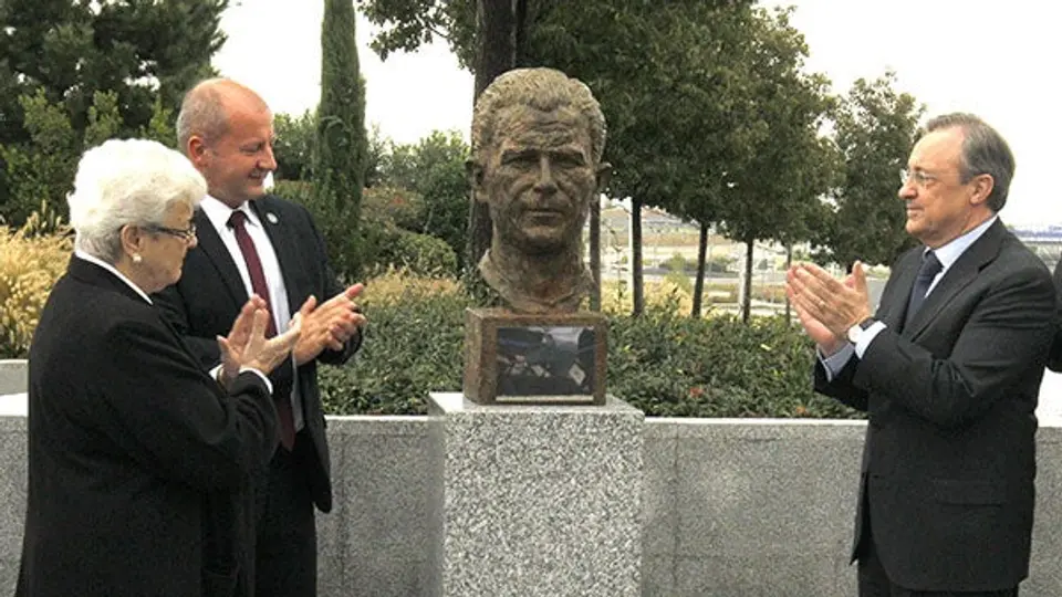 Florentino Pérez inaugura un busto en honor a Puskas