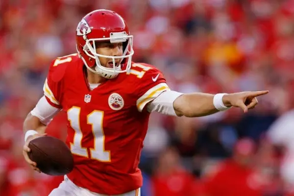 Kansas CIty logra apretada victoria sobre Texanos