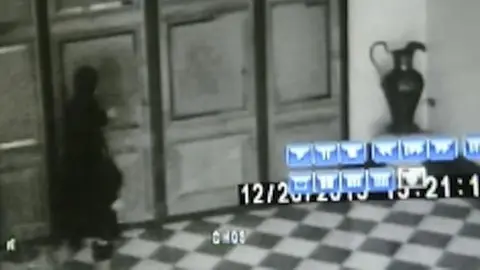 Gitana hipnotiza a sacerdote para robar iglesia