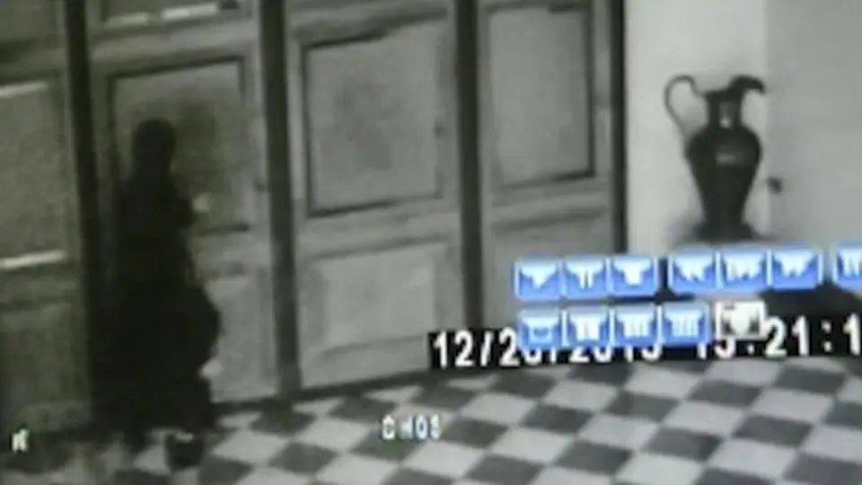 Gitana hipnotiza a sacerdote para robar iglesia