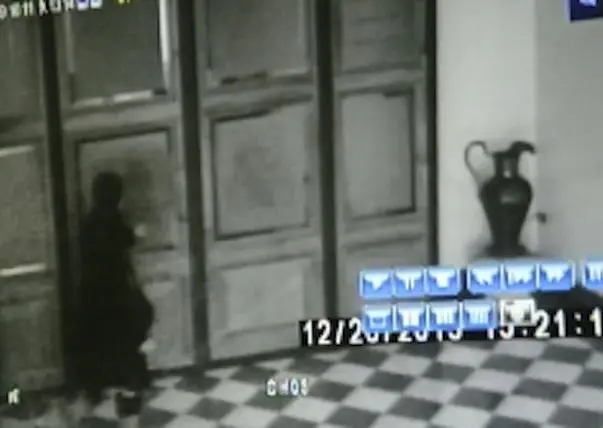 Gitana hipnotiza a sacerdote para robar iglesia