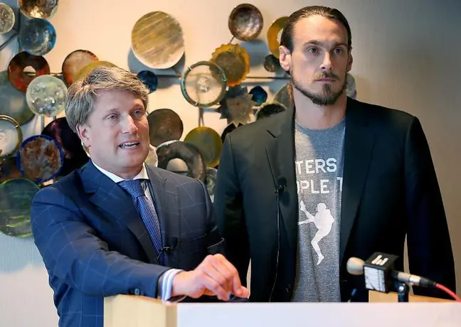 Ex pateador amenaza con demandar a los Vikingos