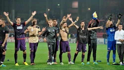 El Austra Viena aplaude a su afición tras conseguir su clasificación a pesar de caer 3-2 contra el Zagreb | AP