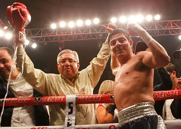 Negocian pelea entre Travieso Arce y Jhonny González