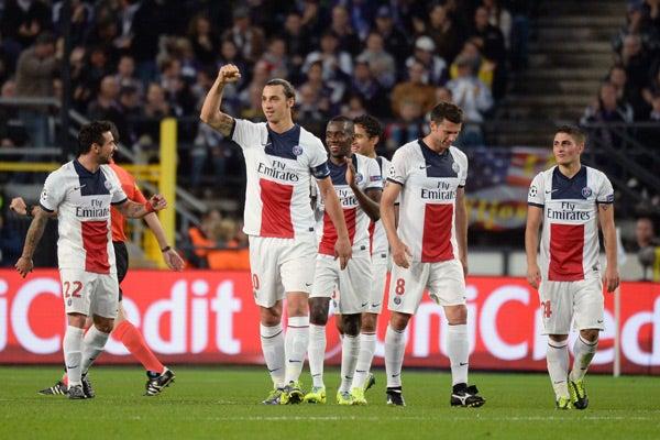 Ibrahimovic festejó así una de sus anotaciones ante el Anderlecht | AP