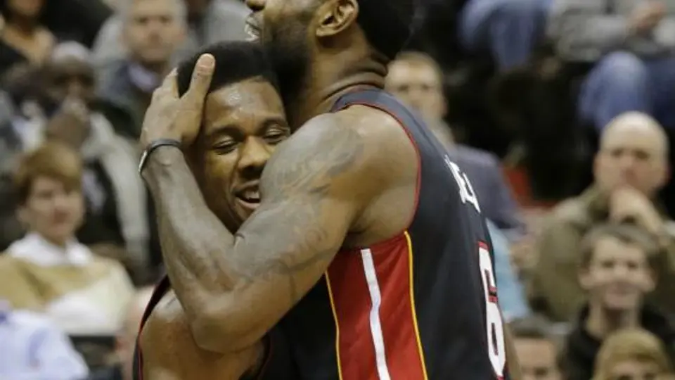 James guía al Heat para vencer a Minnesota