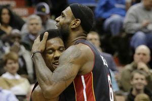James guía al Heat para vencer a Minnesota