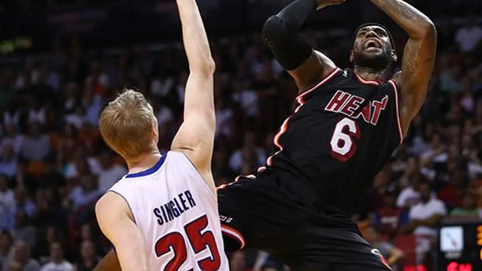 LeBron James acaricia el triple doble
