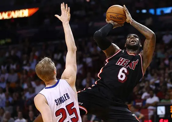 LeBron James acaricia el triple doble