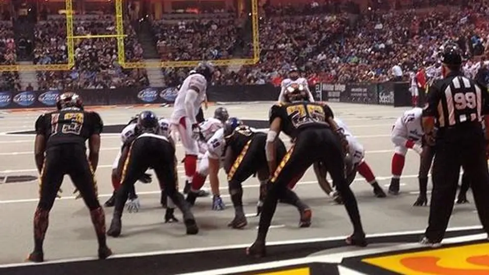Bailarinas y rock en primer partido de LA KISS
