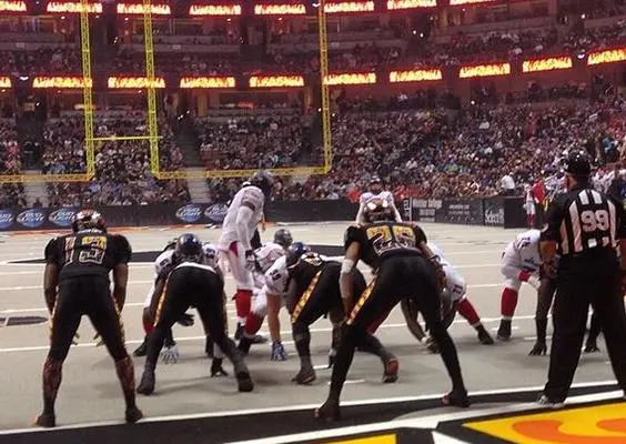 Bailarinas y rock en primer partido de LA KISS