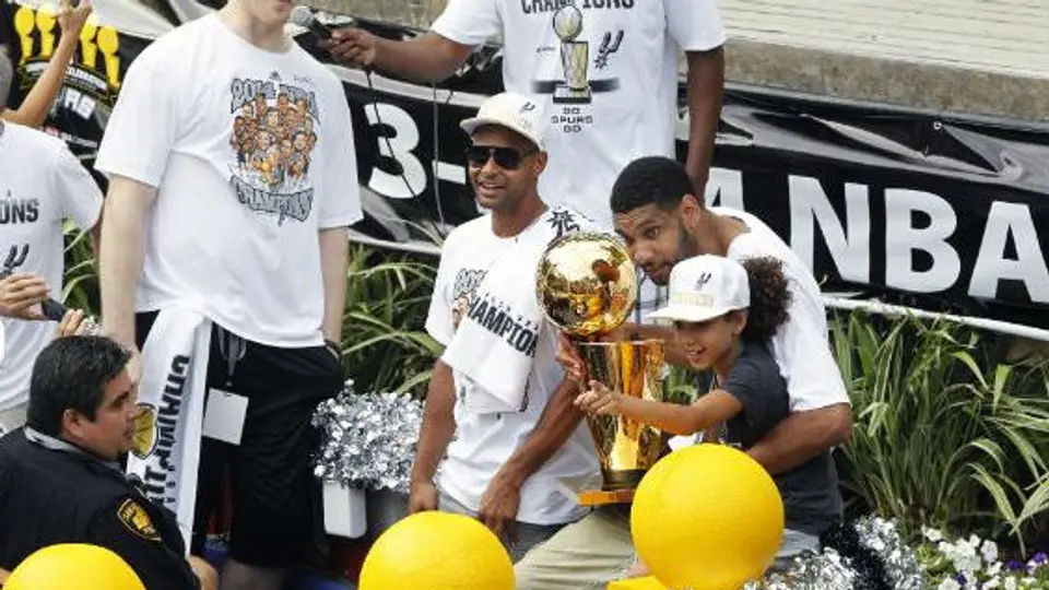 Spurs celebran el título con aficionados
