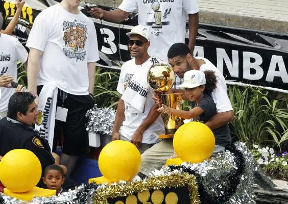 Spurs celebran el título con aficionados