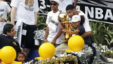 Spurs celebran el título con aficionados