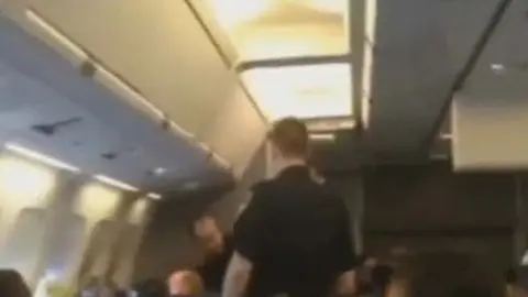 Por no dejar de cantar, una mujer fue bajada de un avión