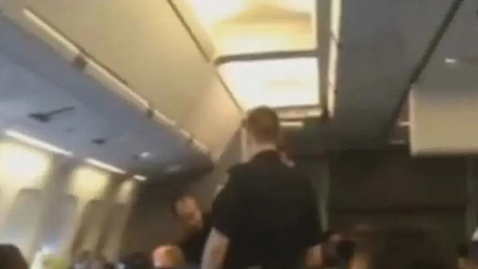 Por no dejar de cantar, una mujer fue bajada de un avión