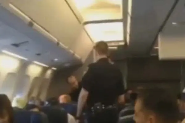 Por no dejar de cantar, una mujer fue bajada de un avión