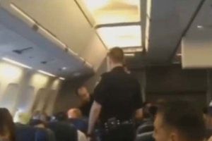 Por no dejar de cantar, una mujer fue bajada de un avión