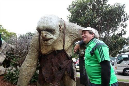 El Piojo aprovechó la visita para posar con los trolls | DANIEL GÁMEZ