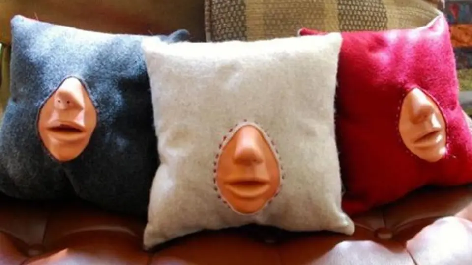 Almohadas para 'aprender' a  besar