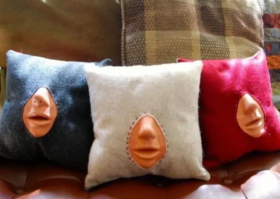 Almohadas para 'aprender' a  besar
