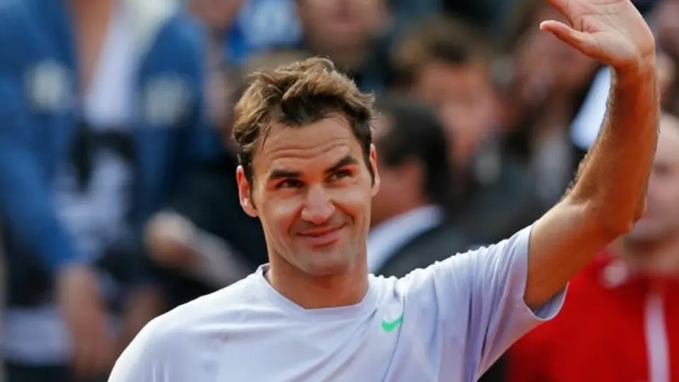 Federer avanza sin problemas en Roland Garros
