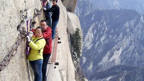 Turistas caminan a miles de metros de altura sobre escalones de 700 años