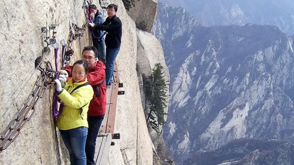 Turistas caminan a miles de metros de altura sobre escalones de 700 años