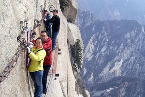 Turistas caminan a miles de metros de altura sobre escalones de 700 años