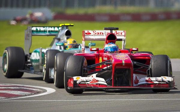 Fernando Alonso (Ferrari) y Lewis Hamilton (Mercedes) protagonizaron una gran lucha por el segundo lugar en Montreal | EFE