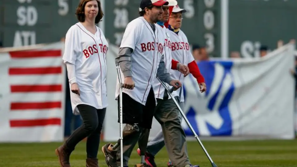 Medias Rojas recuerda a víctimas del maratón de Boston