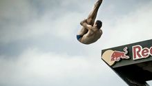 Red Bull Cliff Diving llega al lago Garda en Italia