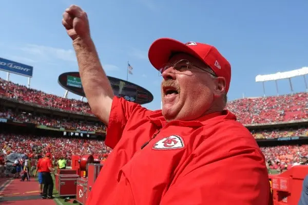 Andy Reid celebra triunfo en el Arrowhead | AP