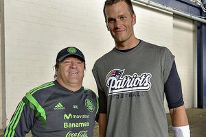 Miguel Herrera presume foto con Tom Brady