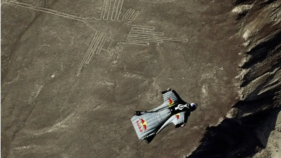 Paracaidistas realizan vuelo histórico sobre Nazca