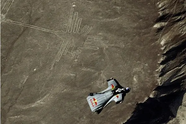 Paracaidistas realizan vuelo histórico sobre Nazca