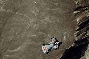 Paracaidistas realizan vuelo histórico sobre Nazca
