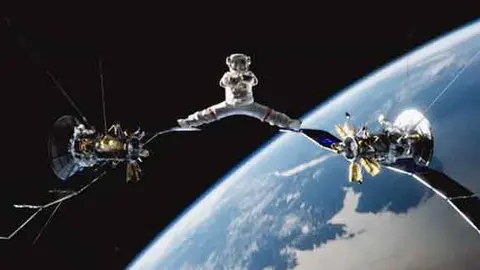 Van Damme hace split... en el espacio