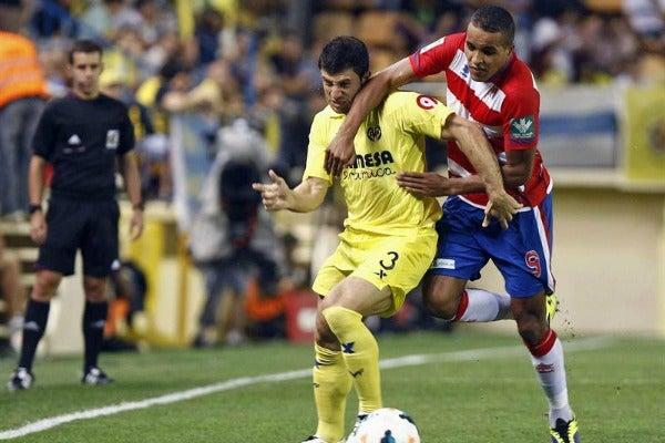 Bojan Jokic, del Villarreal, pelea un balón contra Youssef El-Arabi del Granada | EFE