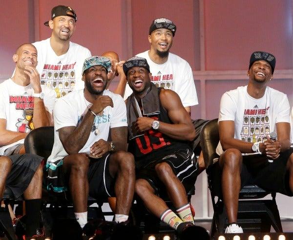 El equipo de Miami riendo al ver un video en el Parade | AP