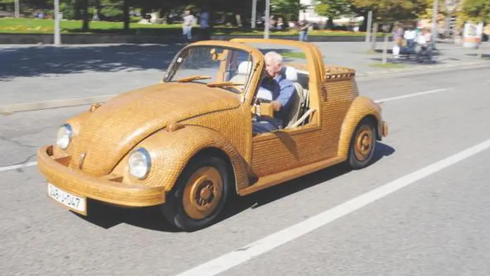 Vochito totalmente hecho de madera