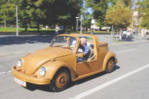 Vochito totalmente hecho de madera