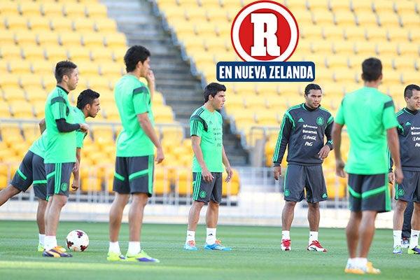 Los jugadores hicieron estiramientos y trabajo con balón | DANIEL GÁMEZ