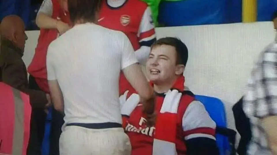Rosicky le regala su playera a un discapacitado