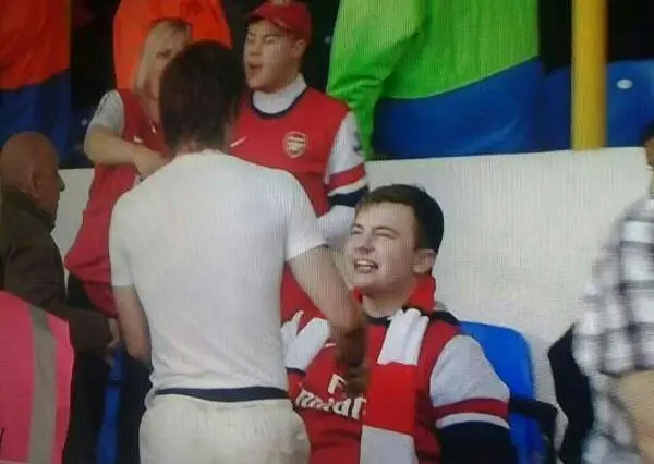 Rosicky le regala su playera a un discapacitado