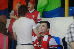 Rosicky le regala su playera a un discapacitado