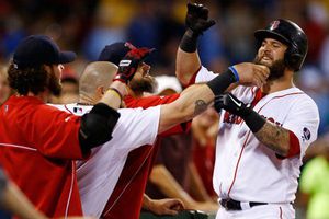 Para que la suerte siga... la barba de Mike Napoli