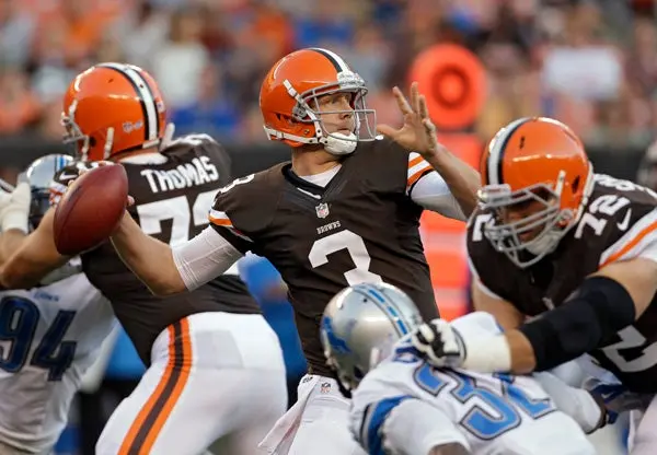 Brandon Weeden guía a Cleveland a la victoria sobre Detroit
